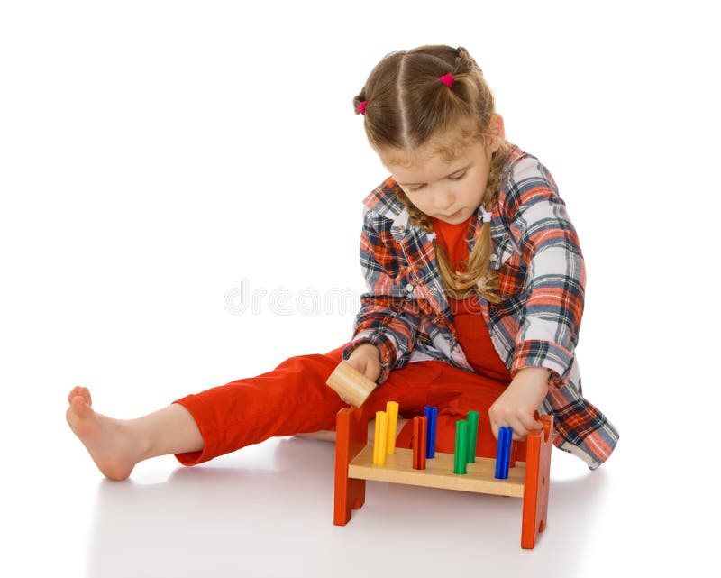Маленькая девочка в окружающей среде Montessori стоковое фото Маленькая девочка в окружающей среде Montessori стоковое фото