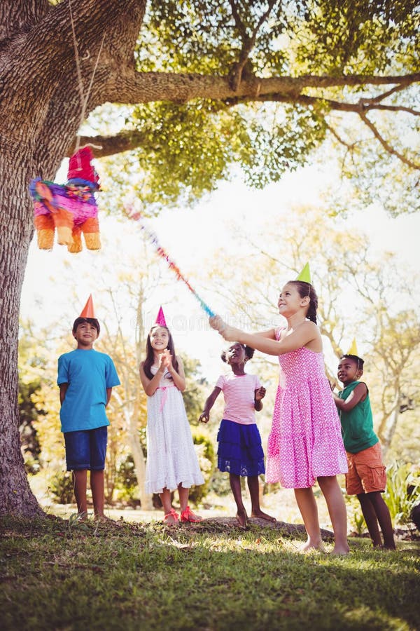 Маленькая девочка идет сломала pinata для ее дня рождения стоковые изображения