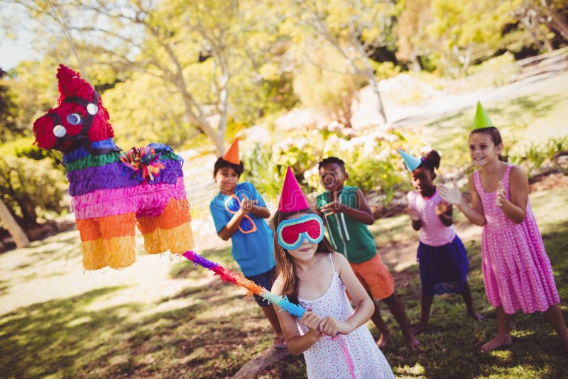 Маленькая девочка идет сломала pinata для их дня рождения стоковая фотография rf