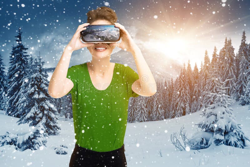 Маленькая девочка получая стекла шлемофона опыта VR, использует увеличенные eyeglasses реальности, был в виртуальной злободневнос стоковые изображения rf Маленькая девочка получая стекла шлемофона опыта VR, использует увеличенные eyeglasses реальности, был в виртуальной злободневнос стоковые изображения rf