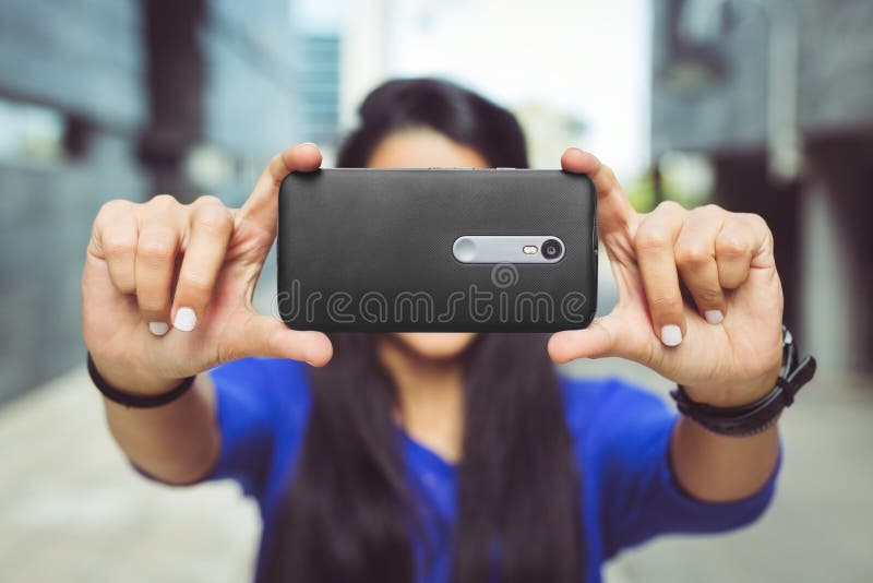 Маленькая девочка принимая selfie себя стоковое фото rf Маленькая девочка принимая selfie себя стоковое фото rf