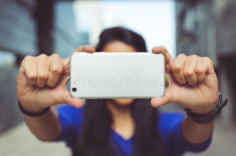 Маленькая девочка принимая selfie себя стоковые изображения rf Маленькая девочка принимая selfie себя стоковые изображения rf