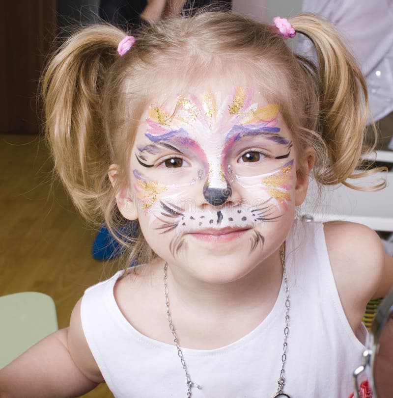 Маленькая девочка с faceart на вечеринке по случаю дня рождения стоковые фотографии rf