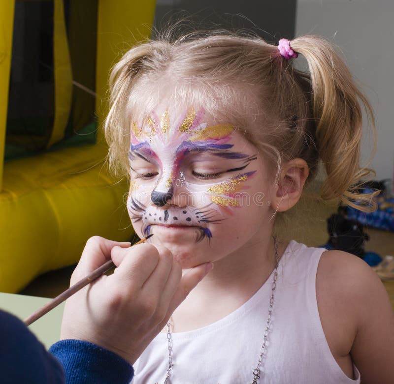 Маленькая девочка с faceart на вечеринке по случаю дня рождения стоковое изображение