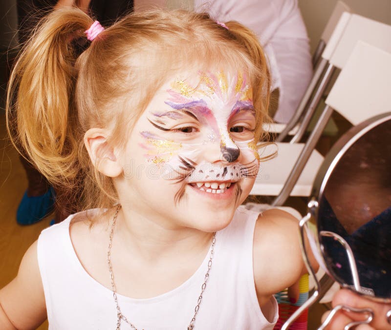 Маленькая девочка с faceart на вечеринке по случаю дня рождения внутри стоковая фотография rf