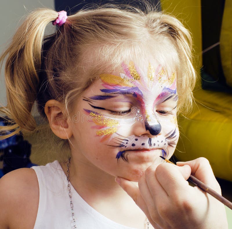 Маленькая милая белокурая девушка с faceart на вечеринке по случаю дня рождения имея усмехаться потехи счастливый, концепция люде стоковое фото rf