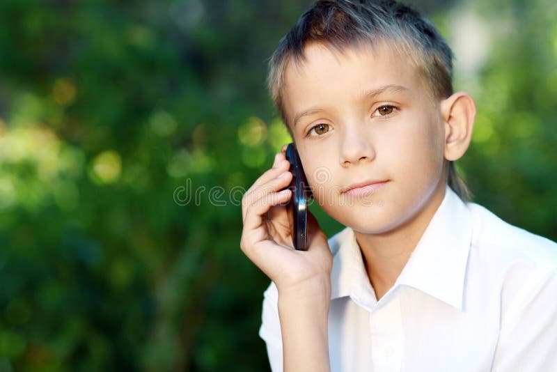 Мальчик 10 лет с сотовым телефоном