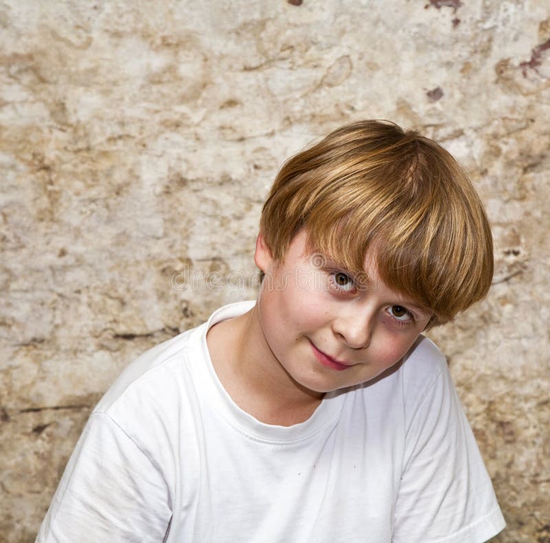 Мальчик с русыми волосами и коричневым цветом наблюдает lookes содружественные