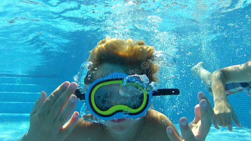 2 мальчика плавая под водой совместно