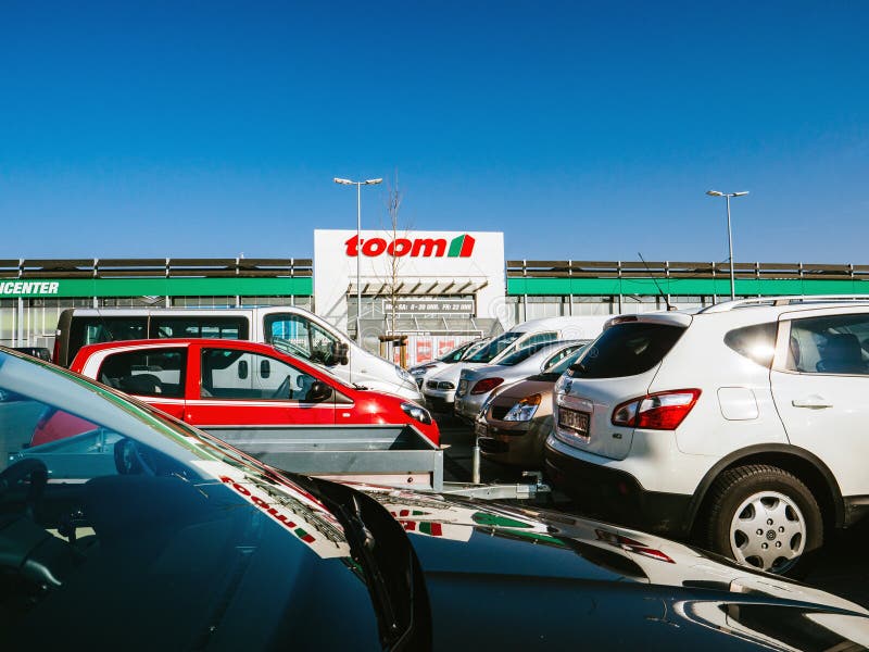 Магазин Toom немецкий DIY с автомобилями автостоянки стоковые изображения Магазин Toom немецкий DIY с автомобилями автостоянки стоковые изображения