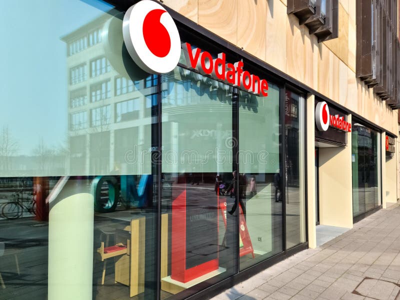Магазин Vodafone в Киле (Германия) с логотипом и брендированием стоковое изображение