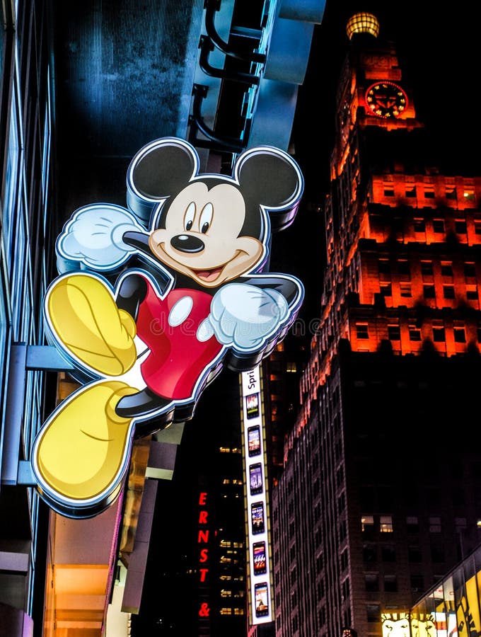 Магазин снаружи смертной казни через повешение знака мыши Mickey в Таймс площадь, Нью-Йорке стоковые изображения Магазин снаружи смертной казни через повешение знака мыши Mickey в Таймс площадь, Нью-Йорке стоковые изображения