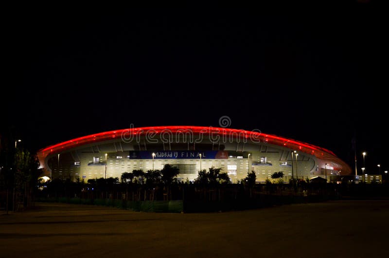 Мадрид, Испания - 01 МАЯ 2019 ГОДА: Вечерний стадион Ванда Метрополитано с красным цветом, Испания стоковые изображения