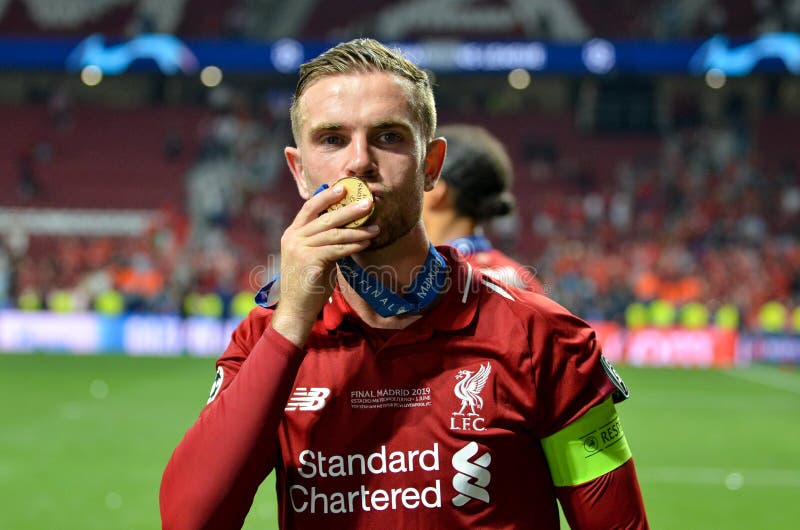 Мадрид, Испания - 1-ОЕ МАЯ 2019: Джордан Henderson целует его золотую медаль и празднует выигрывать лиги чемпионов UEFA 2019 позж стоковое фото Мадрид, Испания - 1-ОЕ МАЯ 2019: Джордан Henderson целует его золотую медаль и празднует выигрывать лиги чемпионов UEFA 2019 позж стоковое фото