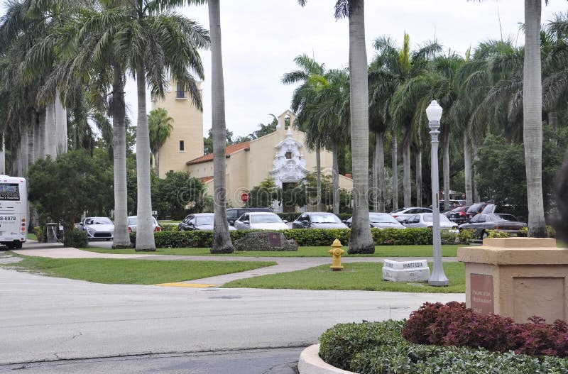 Майами, 9-ое августа: Переулок входа гостиницы Biltmore & загородного клуба от Coral Gables в Майами от Флориды США стоковая фотография rf Майами, 9-ое августа: Переулок входа гостиницы Biltmore & загородного клуба от Coral Gables в Майами от Флориды США стоковая фотография rf