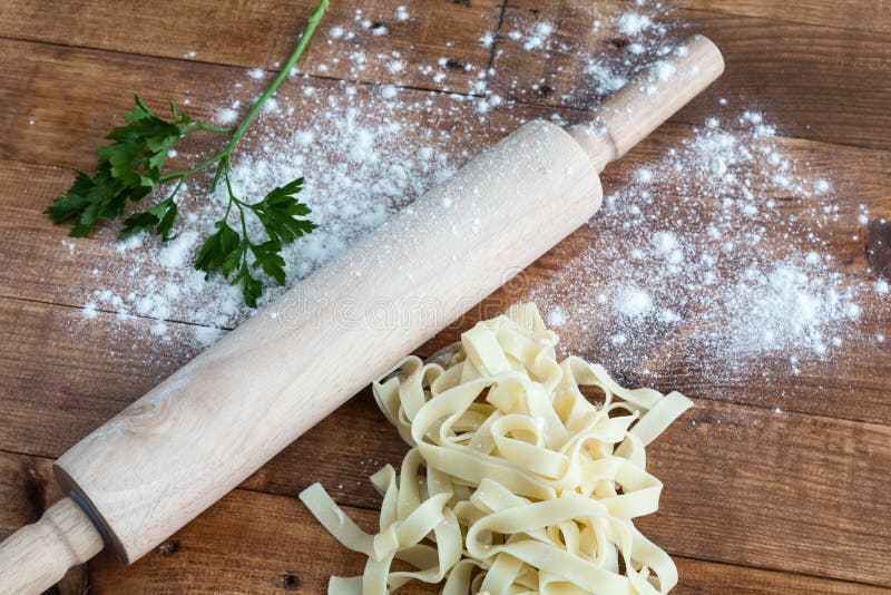 Макаронные изделия Fettuccini итальянские с петрушкой и горячими перцами стоковая фотография Макаронные изделия Fettuccini итальянские с петрушкой и горячими перцами стоковая фотография