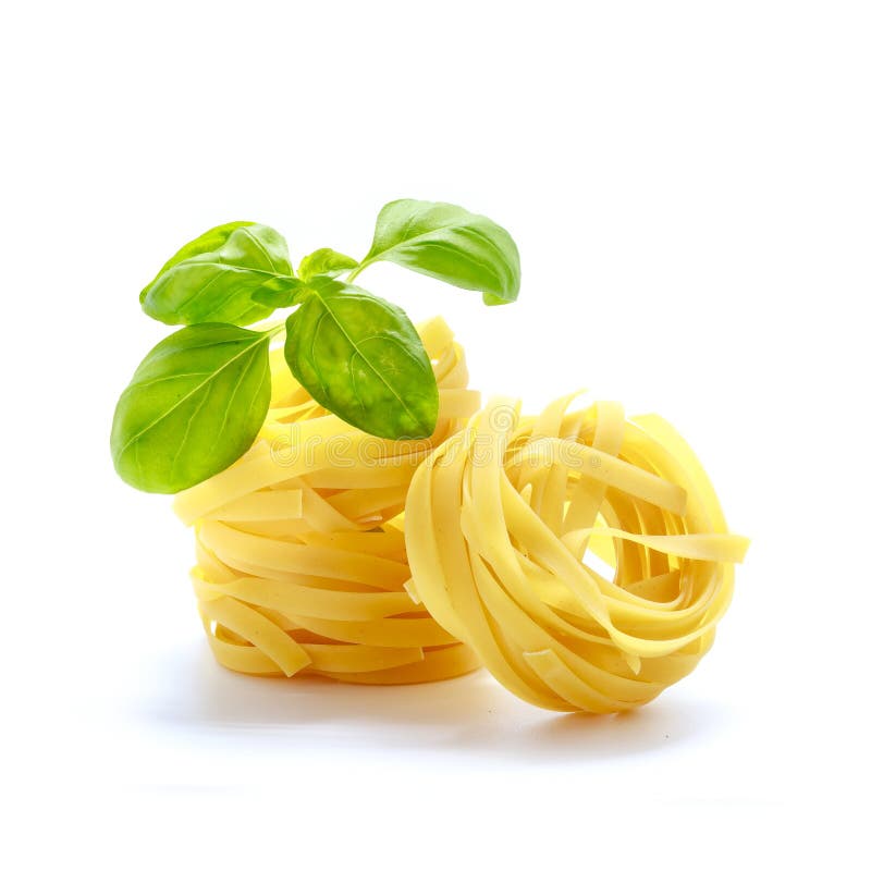 Макаронные изделия Tagliatelle итальянские при базилик изолированный на белой предпосылке стоковое фото Макаронные изделия Tagliatelle итальянские при базилик изолированный на белой предпосылке стоковое фото
