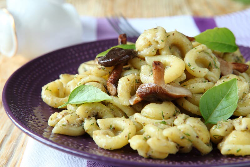 Макаронные изделия с грибами шиитаке и pesto стоковое фото Макаронные изделия с грибами шиитаке и pesto стоковое фото