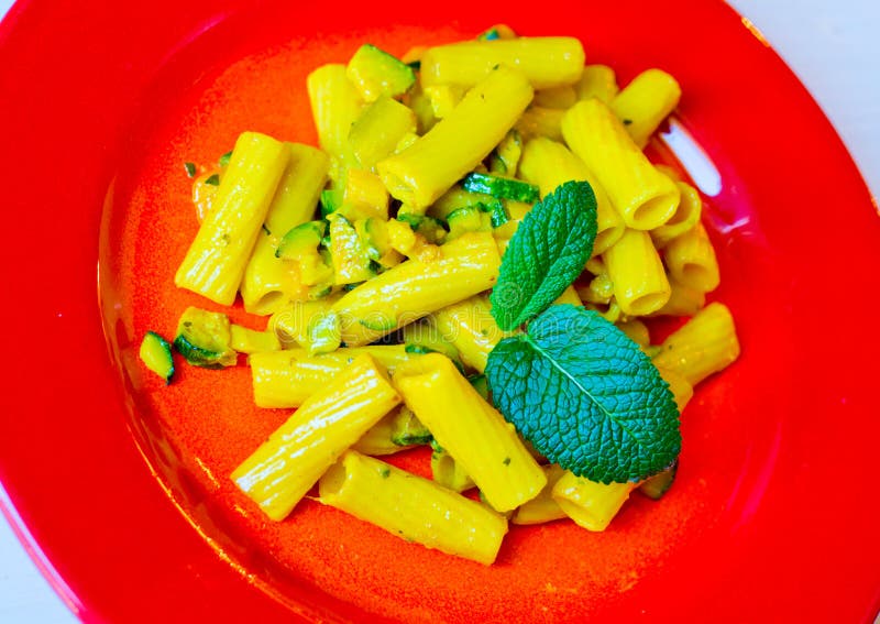 Макаронные изделия закалённые с смачными vegetable соусом, шафраном и травами стоковое фото Макаронные изделия закалённые с смачными vegetable соусом, шафраном и травами стоковое фото