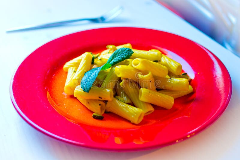 Макаронные изделия закалённые с смачными vegetable соусом, шафраном и травами стоковое изображение Макаронные изделия закалённые с смачными vegetable соусом, шафраном и травами стоковое изображение