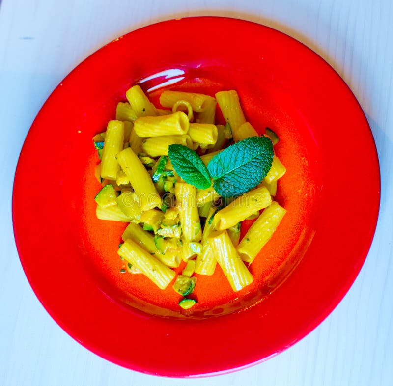 Макаронные изделия закалённые с смачными vegetable соусом, шафраном и травами стоковое фото rf Макаронные изделия закалённые с смачными vegetable соусом, шафраном и травами стоковое фото rf