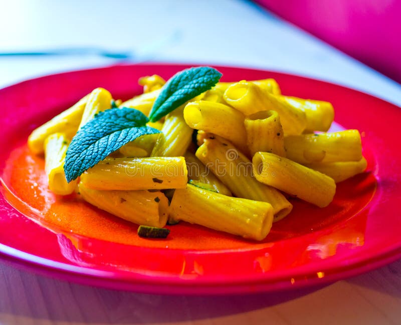 Макаронные изделия закалённые с смачными vegetable соусом, шафраном и травами стоковое фото rf Макаронные изделия закалённые с смачными vegetable соусом, шафраном и травами стоковое фото rf
