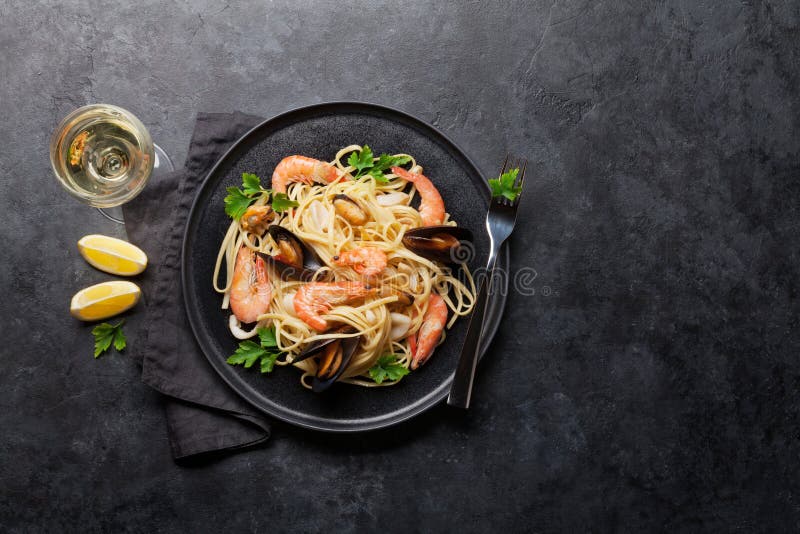 Макаронные изделия морепродуктов спагетти с clams и креветками стоковые фотографии rf Макаронные изделия морепродуктов спагетти с clams и креветками стоковые фотографии rf