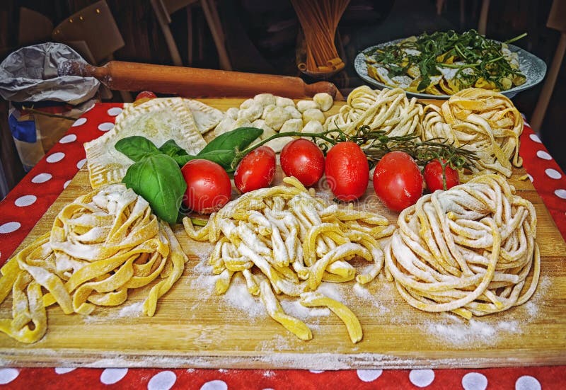 Макаронные изделия, пицца и домодельное расположение еды вне ресторана в Риме стоковая фотография Макаронные изделия, пицца и домодельное расположение еды вне ресторана в Риме стоковая фотография