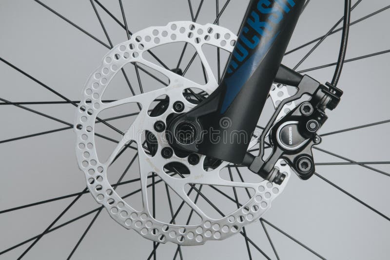 МАЛАГА, ИСПАНИЯ - 5-ое декабря 2016: Детальный взгляд тормозной системы Shimano и утес Shox развлетвляют в совершенно новый горны стоковые изображения rf МАЛАГА, ИСПАНИЯ - 5-ое декабря 2016: Детальный взгляд тормозной системы Shimano и утес Shox развлетвляют в совершенно новый горны стоковые изображения rf