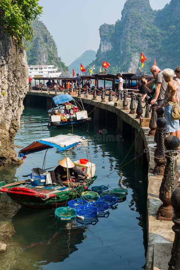 Малая плавая пещера Sot рынка близко спетая в заливе Halong, Вьетнаме стоковые фото Малая плавая пещера Sot рынка близко спетая в заливе Halong, Вьетнаме стоковые фото
