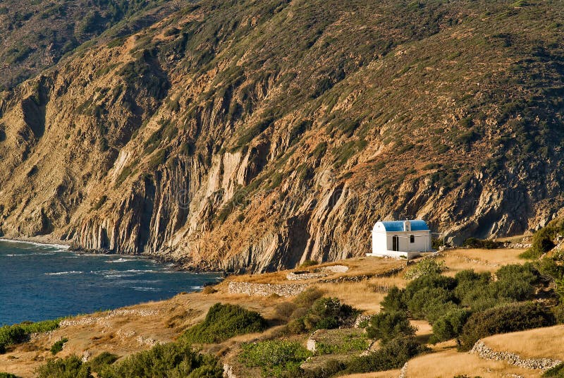 Малая часовня садилась на насест на краю скалы рядом с Mesochori, острова Karpathos стоковое фото Малая часовня садилась на насест на краю скалы рядом с Mesochori, острова Karpathos стоковое фото