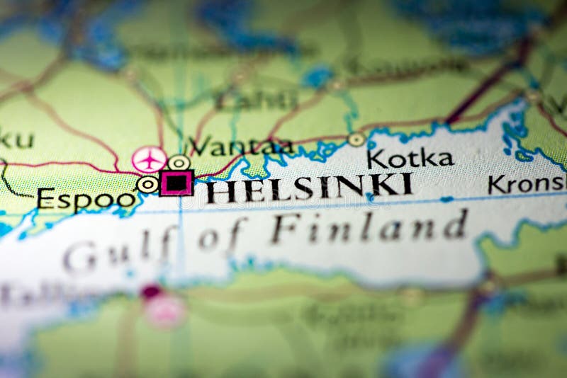 Маленькая глубина фокуса поля на географическом положении карты континента Польши Европы города Хельсинки на эпическом произведени