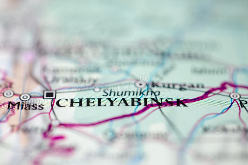 Маленькая глубина фокуса поля на географическом положении карты континента Челябинска России Европы на эпическом произведении