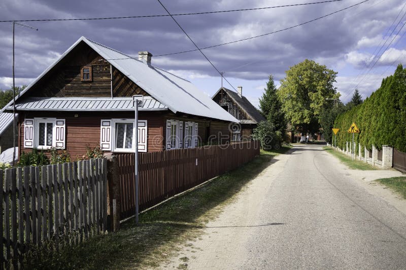 Маленькая городская улица с красным домом и белым домом стоковая фотография