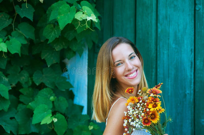Маленькая девочка на летний день с wildflowers стоковые изображения Маленькая девочка на летний день с wildflowers стоковые изображения