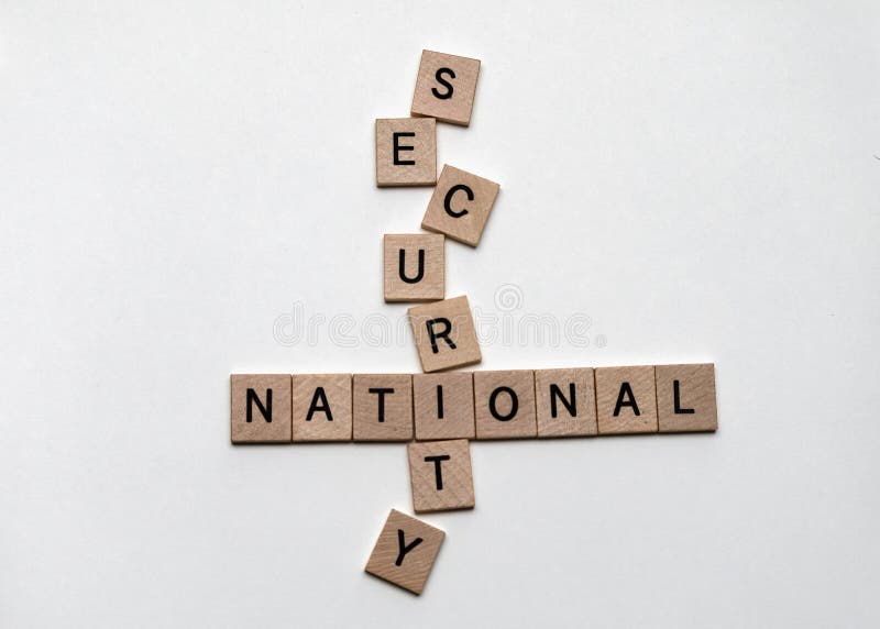 маленькие деревянные квадраты с буквами, создающими кроссворд-загадки, пишущие слова национальная безопасность