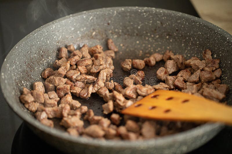 Маленькие кусочки мяса, приготовленные на гриле в кастрюле стоковое изображение