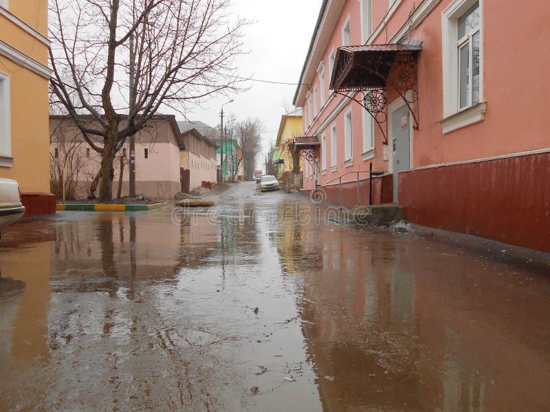 Маленький город в дождливом дне стоковое фото rf Маленький город в дождливом дне стоковое фото rf