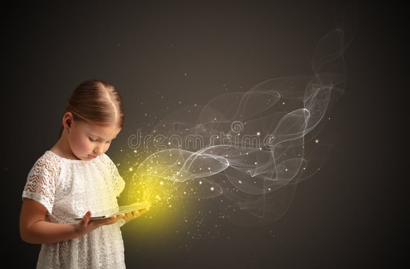 Маленький ребенок играя на сверкная планшете стоковое изображение rf Маленький ребенок играя на сверкная планшете стоковое изображение rf