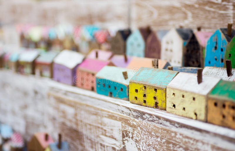 Малые handmade деревянные дома в ряд на витрине магазина Ремесло, домашняя концепция оформления Скандинав, стиль страны стоковое изображение Малые handmade деревянные дома в ряд на витрине магазина Ремесло, домашняя концепция оформления Скандинав, стиль страны стоковое изображение