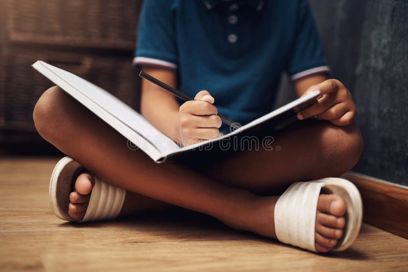 мальчику руки и книги для домашних заданий в домашнем обучении и школьной подготовки к тесту или заданию. мужчина стоковое изображение