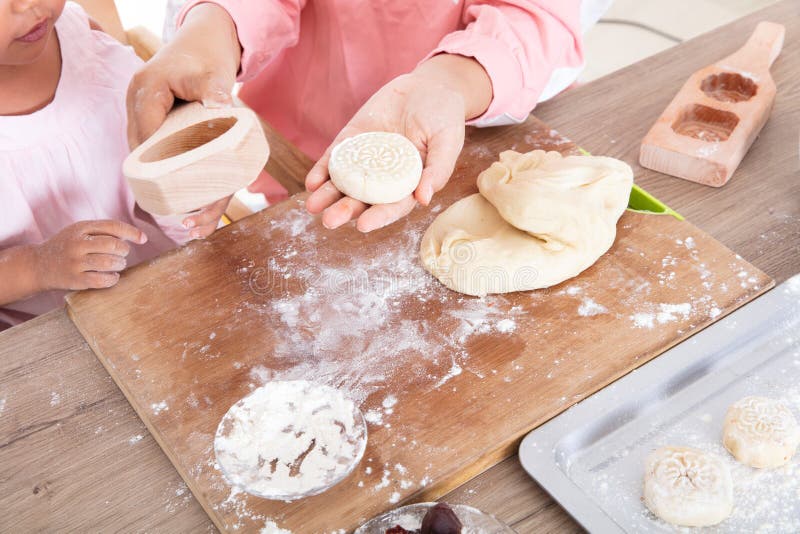 мама готовит вкусные лунные пироги на полуосенний фестиваль стоковое изображение rf