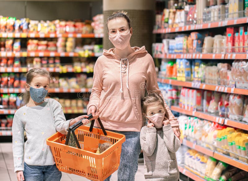 Мама и дети делают покупки в продуктовом магазине стоковые изображения rf