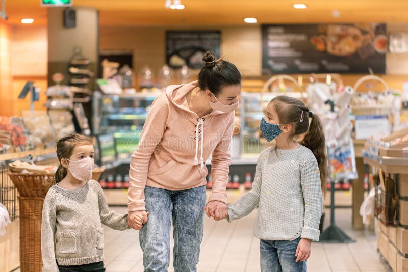 Мама и дети делают покупки в продуктовом магазине стоковое изображение