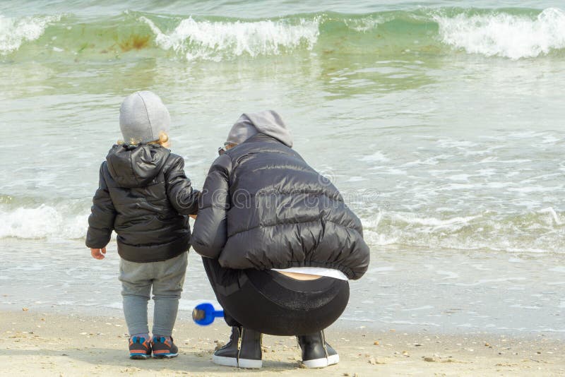 Мама и ребенок на seashore собирают раковины : стоковые фото Мама и ребенок на seashore собирают раковины : стоковые фото