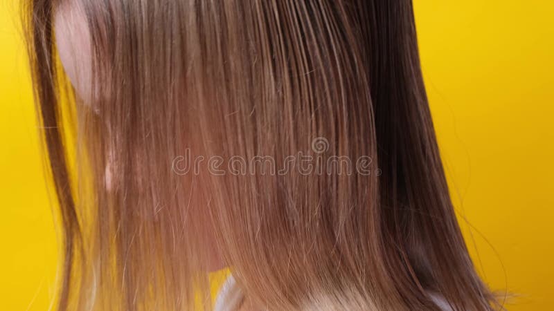 Мамаша-девочка расчесывает волосы после стрижки волос сток-видео - Видео насчитывающей усмешка, питомник: 280961245