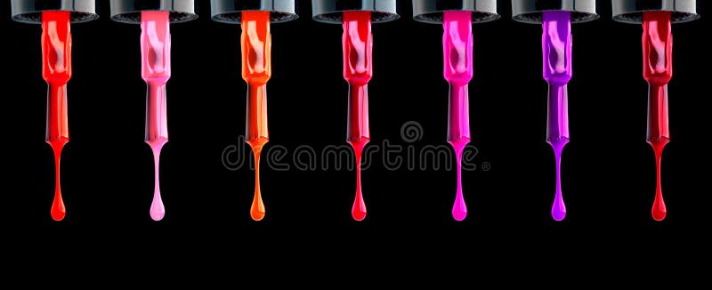 Маникюр. Красочные различные nailpolish падения на щетку изолированной на черном фоне. Искусство салона моды красивое стоковые фотографии rf