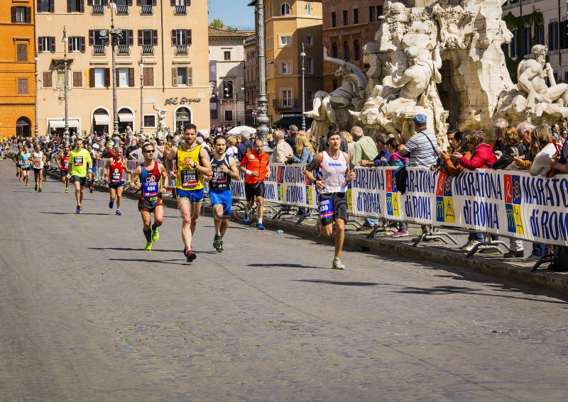 Марафонцы в аркаде Navona во время двадцать второго варианта марафона Рима гонки марафона Рима стоковая фотография rf Марафонцы в аркаде Navona во время двадцать второго варианта марафона Рима гонки марафона Рима стоковая фотография rf