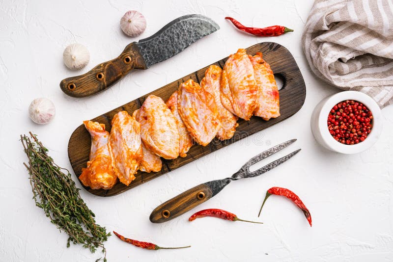 маринованные куриные крылья на белом каменном столе, вид сверху плоский стоковая фотография