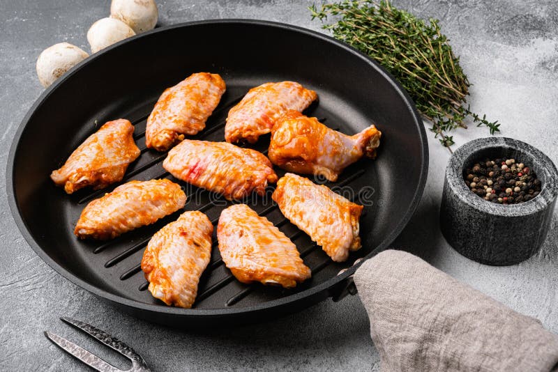 маринованные куриные крылья на фоне серого каменного стола стоковое изображение rf